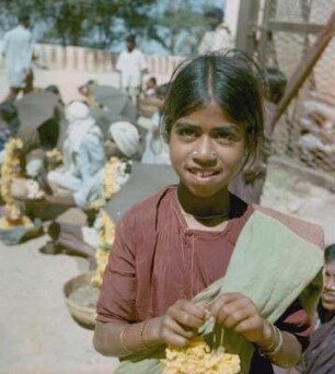 "Unterwegs". Blumenmädchen auf einem Markt : Indien. "Unterwegs". Blumenmädchen auf einem Markt
