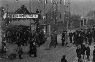 Roßwein, Goldbornstraße. Maiumzug der Roßweiner Metallwarenfabrik Carl Bauch. Betriebsgefolgschaft (mit Graupelschauer)