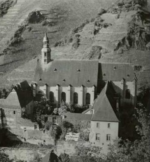 Beilstein Kreis Cochem-Zell, Blick von der Burg auf die Pfarrkirche St. Joseph, ehemals Kirche des Karmeliterklosters