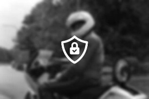 Autobahnparkplatz: Polizeihauptmeister [Name maskiert] auf seinem Dienstmotorrad