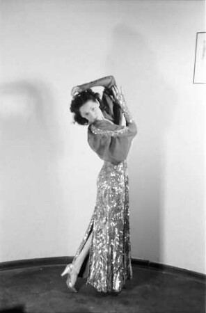 Berlin: Kabarett der Komiker; Flora Duane in Pose