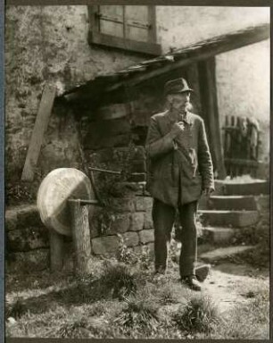 Geselberger Mühle. Bauer mit Schleifstein