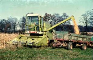 Fotografie: Erntetechnik, Mähdrusch, Mähdrescher selbstfahrend, Transport, Zweiachsanhänger