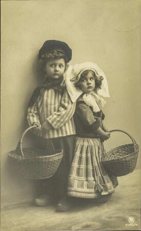 [Mädchen und Junge mit Korb in der Hand]