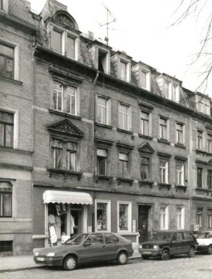 Dresden-Pieschen, Leisniger Platz 2. Wohnhaus mit Ladeneinbau (um 1890). Straßenansicht