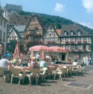 Miltenberg. Marktplatz mit Straßencafé