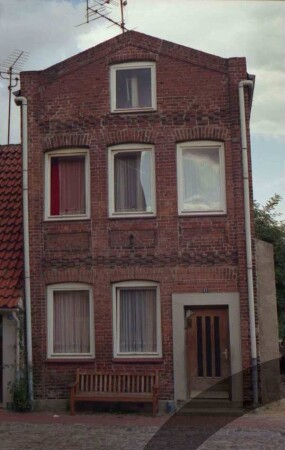 Heiligengeiststraße 12: giebelständiges Wohnhaus: Straßenfront mit Eingangstür
