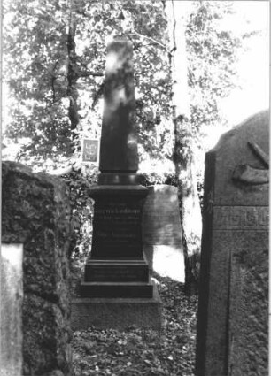 Grabstein 565 (Index: 100111485) Material: Granit Zustand: gut Maße HxBxT: 290x58x58 cm Beschreibung: postamentierter Obelisk Steinmetz: Seiter Besonderheit: Doppelgrab: Grabstein 565