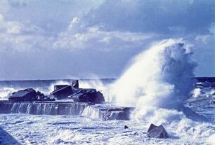 Seeschlag auf Westmole Helgoland