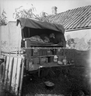 Hermann Hirchenhein liegt in einem auf mehreren Ebenen beladenen LKW