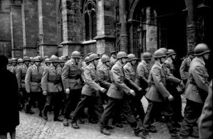 Freiburg: Vereidigung [Gelöbnis] bei der 12. Panzerdivision; Rekruten vor dem Münster