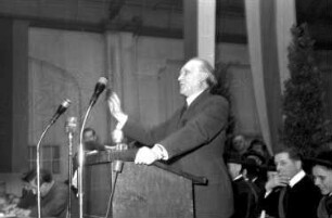 Freiburg: Straßenbahnhalle Urachstraße; Bundeskanzler Dr. Adenauer spricht