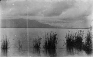 Seelandschaft : Blick über einen See auf das Pare-Gebirge im Hintergrund