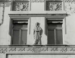 Mügeln, Wohnhaus, Fassadendetail : Mügeln (Kreis Torgau-Oschatz), Wohn-und Geschäftshaus, Markt 6, 1827 begonnen, Fassadendetail mit Reformatorenrelief (?)