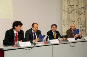 Pressekonferenz. Kai Schulz, Pressesprecher der Stadt Dresden, Dirk Hilbert, Erster Bürgermeister Dresdens, Prof. Dr. Hans Müller-Steinhagen, Rektor der TU Dresden, und Prof. Dr. Thomas Bürger, Generaldirektor der SLUB, beantworten Fragen