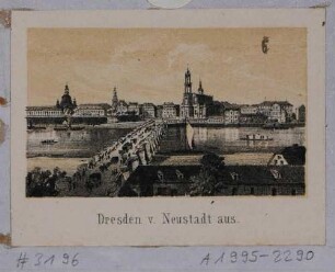 Stadtansicht von Dresden, Blick aus der Neustadt über die Augustusbrücke und die Elbe mit Booten auf die Altstadt
