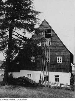 Zinnwald-Georgenfeld, Giebelseite eines Wohnhauses mit Heuaufzug