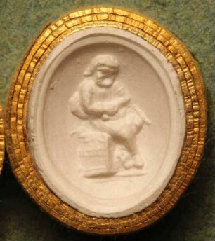 Sitzender Diener (Daktyliothek, Zweites Historisches Tausend)