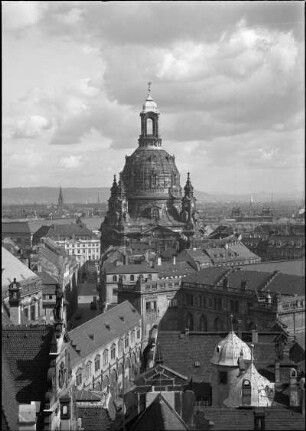 Blick vom Schlossturm über den Stallhof zur Frauenkirche gegen die Loschwitzer Höhen