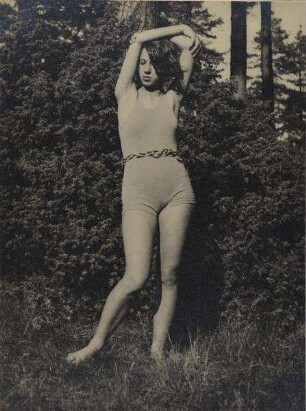 Tanja Jasny, die Schwester der Fotografin, als moderne Ausdruckstänzerin