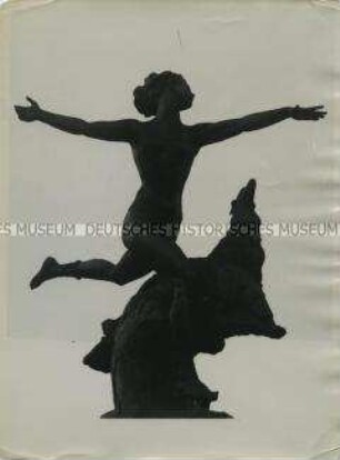 Bronzeskulptur "Diana mit Windhunden" von Walter Schott