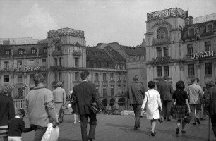 München: Fußgänger auf der Notbrücke, Hintergrund Karlstor [mit Osram-Werbung]