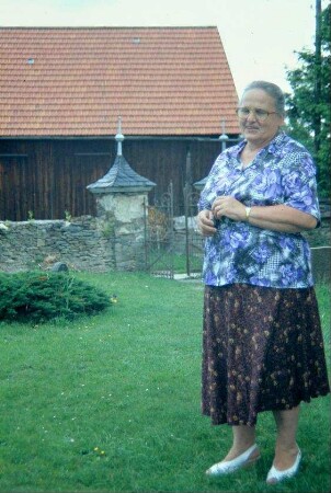 Frau Reisgis vom "Christophorushof" vor der Kirche, hinten Eingang zum Kirchhof