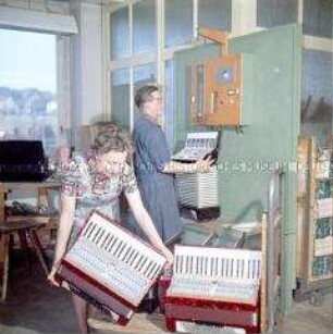 Prüfung eines Instruments mit dem Luftdurchlässigkeitsgerät im VEB Klingenthaler Harmonikawerke