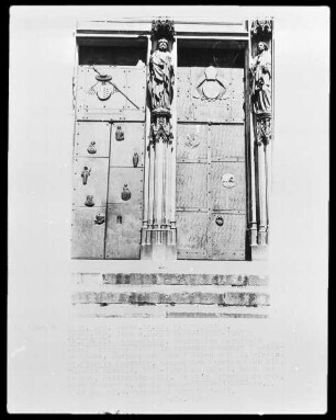 linke Tür: Bischofstür; rechte Tür: Papsttür