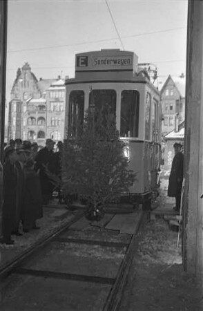 Inbetriebnahme der neuen Wagenhalle der Straßenbahn-Verkehrsbetriebe am 23. Dezember 1950 .