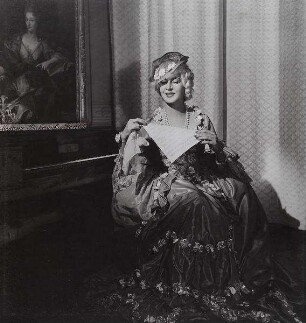 Madame Becheau La Fonta in einem mit Blumen besetzten Rokokokleid