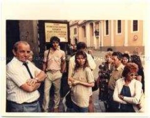 Exodus of East Germany Prag 1989 - Bürger vor dem Hinweisschild zu BRD-Botschaft in Prag