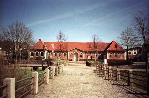 Kulturzentrum Marstall, davor Schlossbrücke