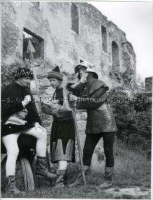 Laienschauspieler an der Schlossruine Hartenstein