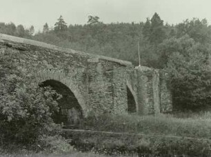 Halsbrücke, Altväterbrücke, Straßenbrücke der Alte Meißner Landstraße über die Mulde