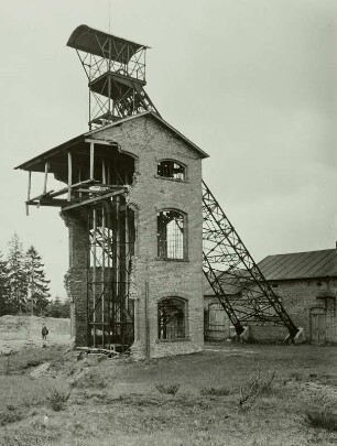 Tschechien, Jeleni (Hirschenstand), Schachtanlage mit zerstörtem Förderturm, Grube Gottes Segen