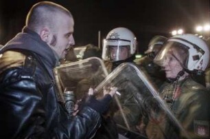 Konfrontation zwischen Demonstrant und Polizeikräften. Am Rand eines Castor-Transports im Wendland bei Dannenberg