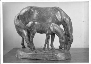 Weidende Stute mit Fohlen. Bronze; H. 27,5 cm (vor 1945; E. Richter). Dresden-Striesen, Borsbergstraße 11, Atelier der Bildhauerin