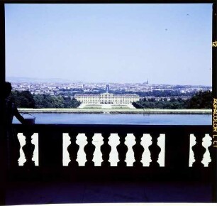 Schönbrunn: Schloss, von der Gloriette aus