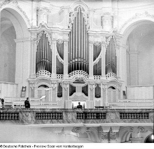 Kreuzkirche, Orgel, Spieltisch, Pfeifenwerk. Kreuzchor unter Leitung von Martin Flämig ab 1971. Hofkirche, Orgel von Silbermann, vollendet von Hildebrandt