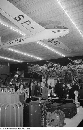 Exponate der polnischen Sektion auf der Leipziger Herbstmesse 1954