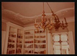 Farbfoto von Bücherregalen in Hofmannsthals großem Arbeitszimmer im Rodauner Haus