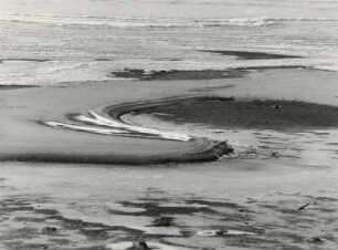 Winterliche Spuren und Eisstrukturen am Wasser