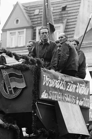 Radeberg, Ankunft von sowjetischen Mähdreschern, Einsatz der Mähdrescher auf dem Volksgut (VG) Seifersdorf, Juli 1952