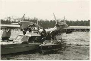 Das Transatlantik-Flugboot "Seeadler" landet auf dem Müggelsee