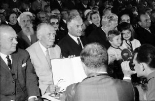 Bernau: Otto Dix zeigt seine Preisurkunde