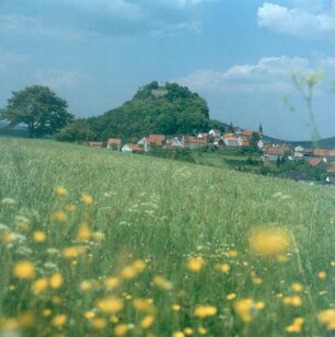 Blick zur Ruine der Haselburg auf dem Haselstein (Steilkegel)