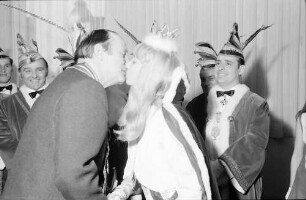 Freiburg: Kolpingsaal; Ministerpräsident Dr. Filbinger, Kuss von der Prinzessin von Plankstadt