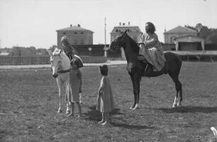 Karl Wilhelm Diefenbach (1851-1916) mit seinen Kindern zu Pferd auf dem Rennplatz zu Riem