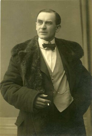 Porträt Albert Otto (Schauspieler). Fotografie (Weltpostkarte mit Autogramm verso). Leipzig? um 1915
